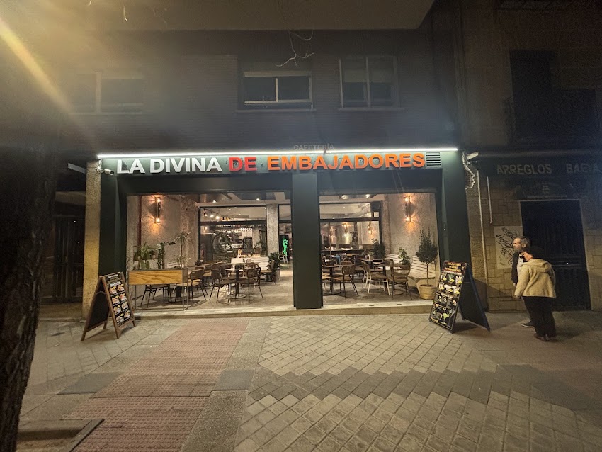 La Divina de Embajadores