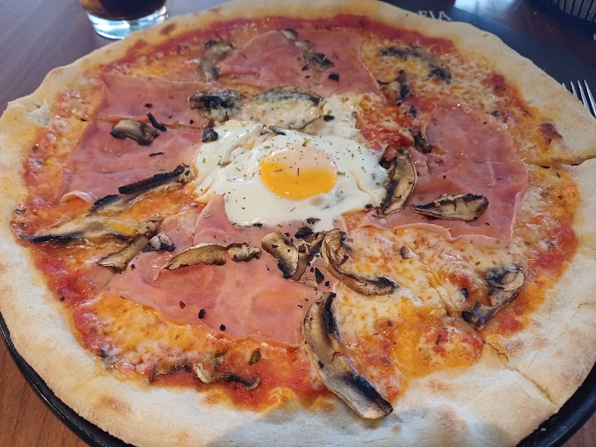 La Famiglia se sienta a la mesa