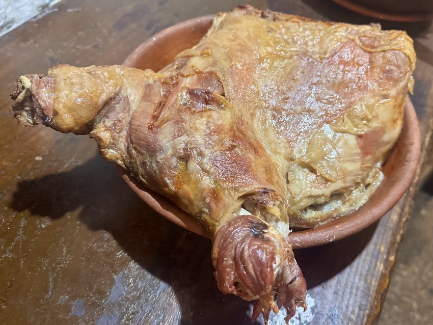 Restaurante Bodegón El Ciervo Valladolid, lechazo asado y carne a la piedra.