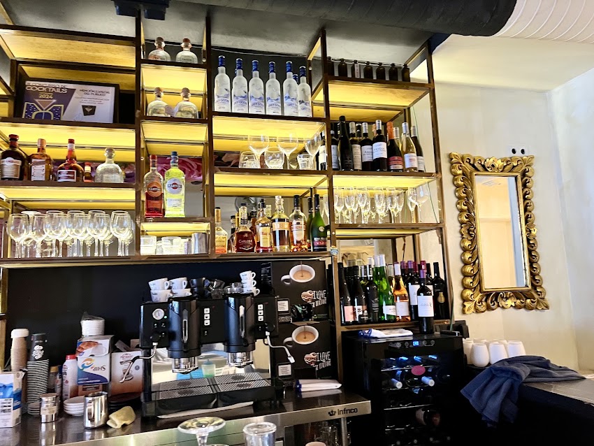 MIA BAR & BISTRO