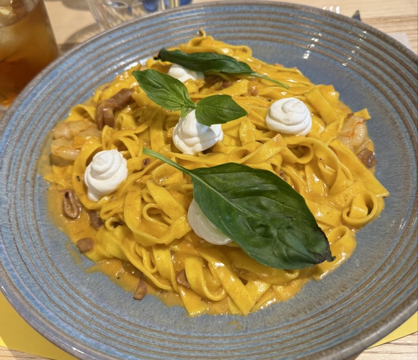 La Famiglia se sienta a la mesa