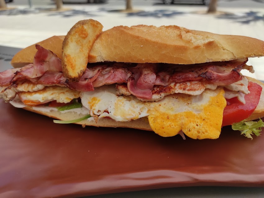 La Plaza CAFÉ-BAR.