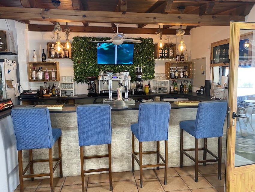 Belmontes Bar and Café