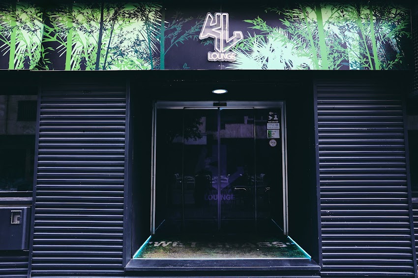 𝙆𝘼𝙇𝘼𝙎 𝙇𝙊𝙐𝙉𝙂𝙀 / 𝙎𝙃𝙄𝙎𝙃𝘼 𝘽𝘼𝙍 & 𝘾𝙊𝘾𝙆𝙏𝘼𝙄𝙇𝙎