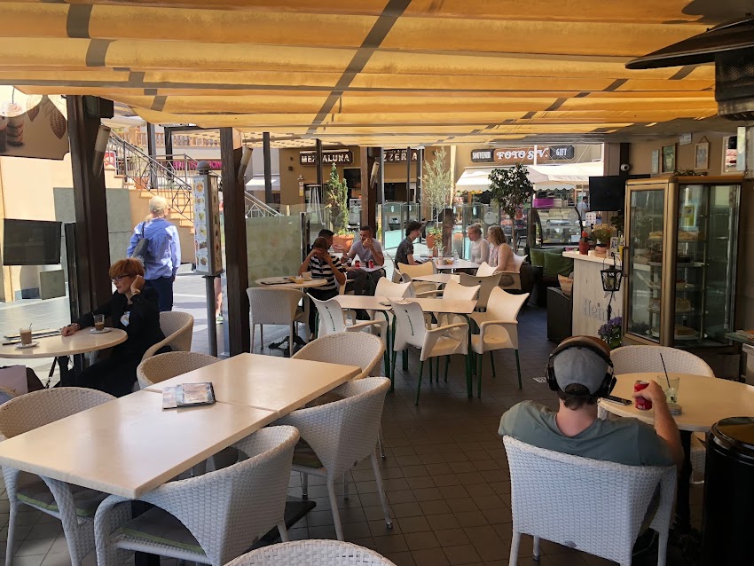 Dazzle Café & Bar