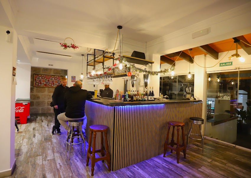 THE MOMOS CAFÉ-BAR