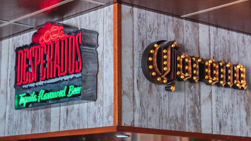 Els Bebedors by planet burger