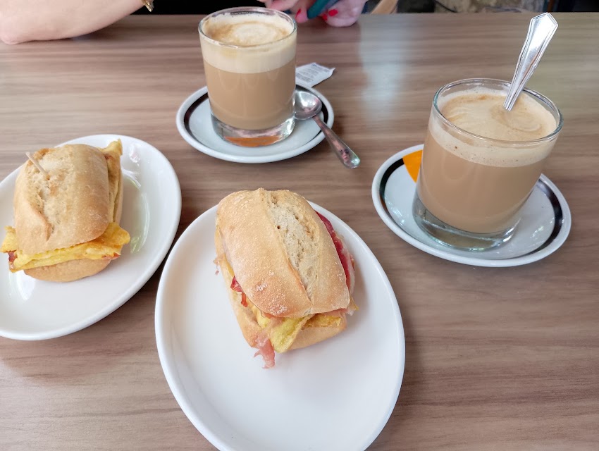 Sly Tapas, Copas y Habanos