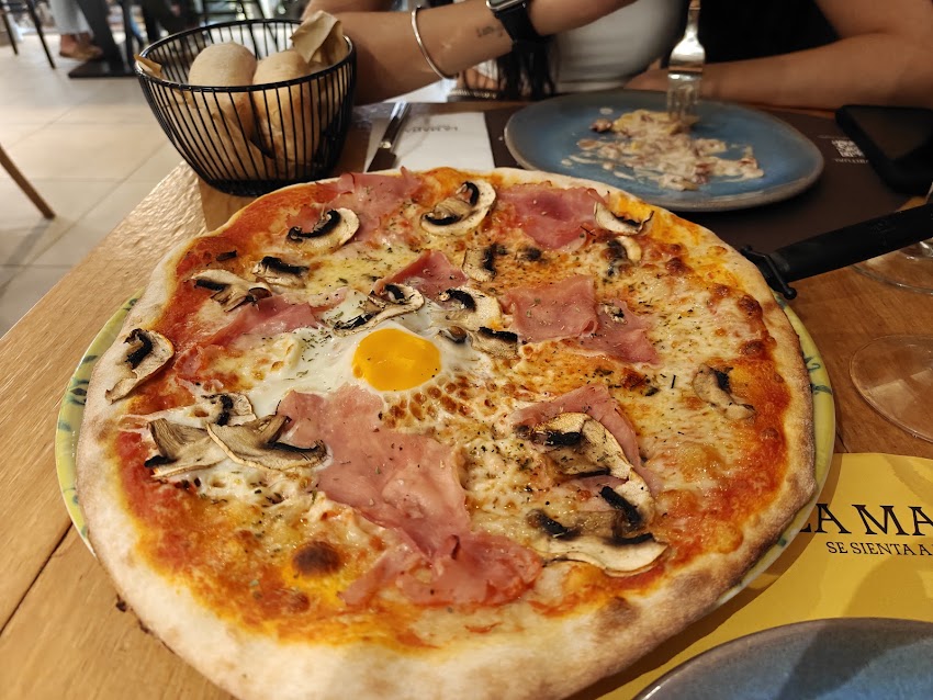 La Famiglia se sienta a la mesa