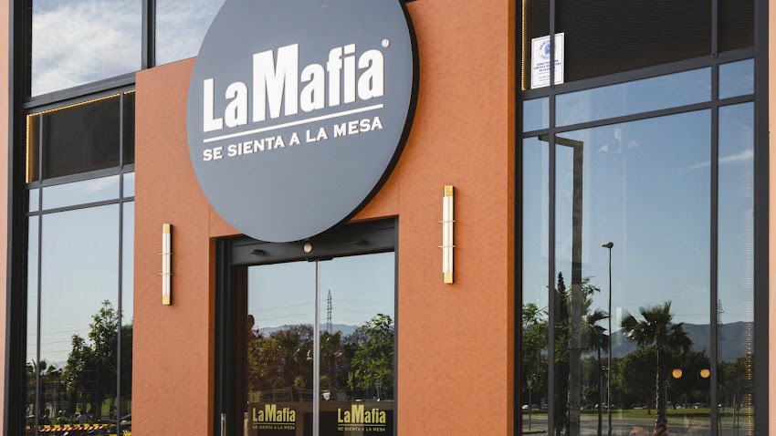 La Famiglia se sienta a la mesa