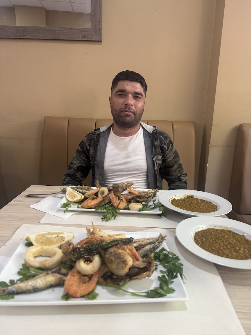 Restaurante riyad halal