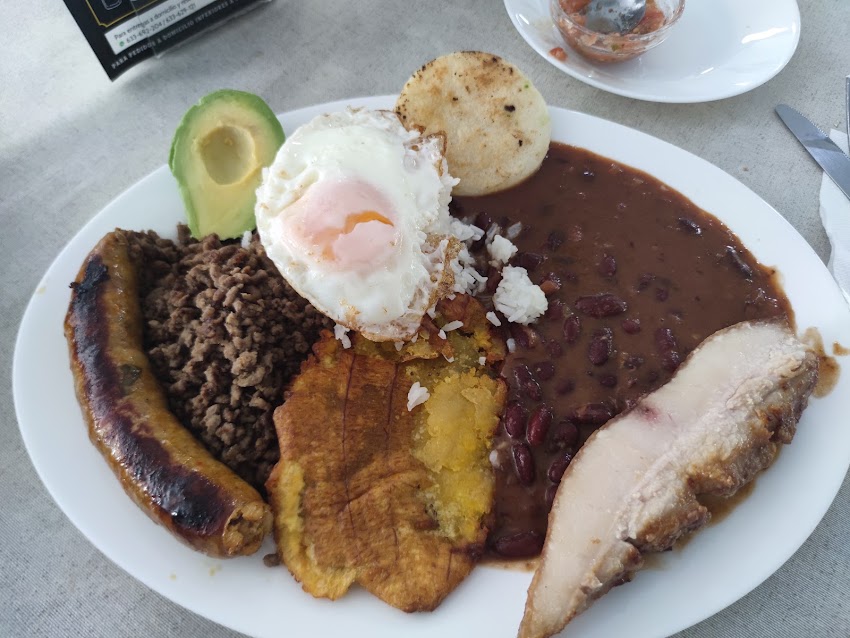 Macondo, Café & Burguer