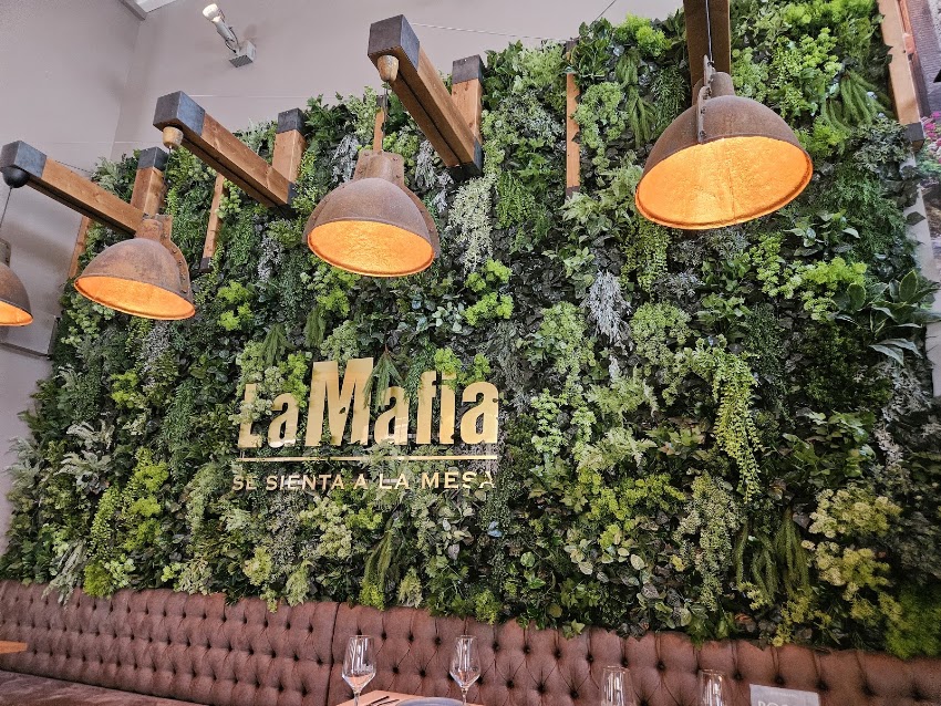 La Famiglia se sienta a la mesa