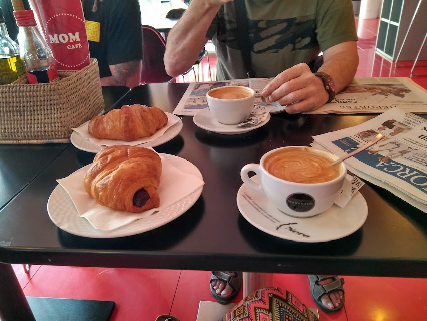 MoM café (Cafeteria, Restaurante, Menús)