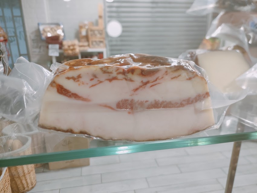 La jamoneria Hermanos Marco panadería