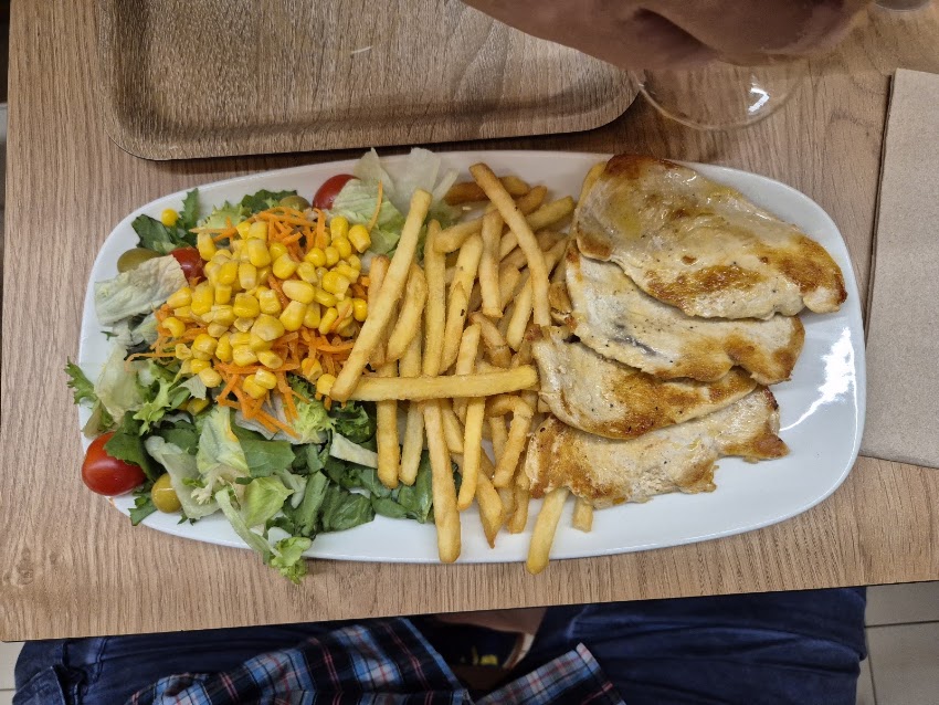 B-CREK CLARÀ, bocadillos, hamburguesas, ensaladas y zumos