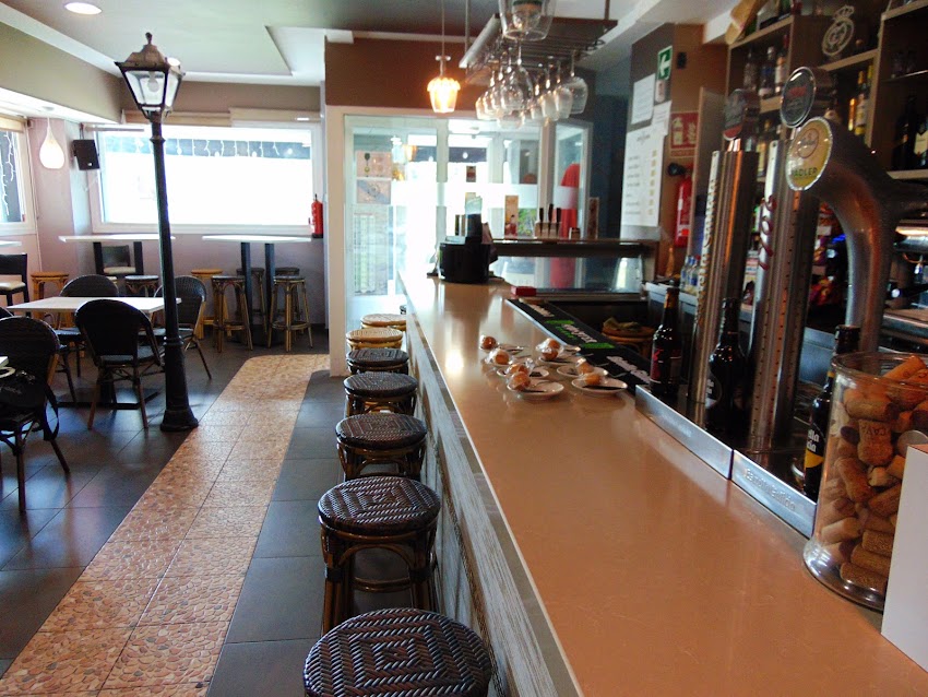 DAWN’S Karaoke & bar