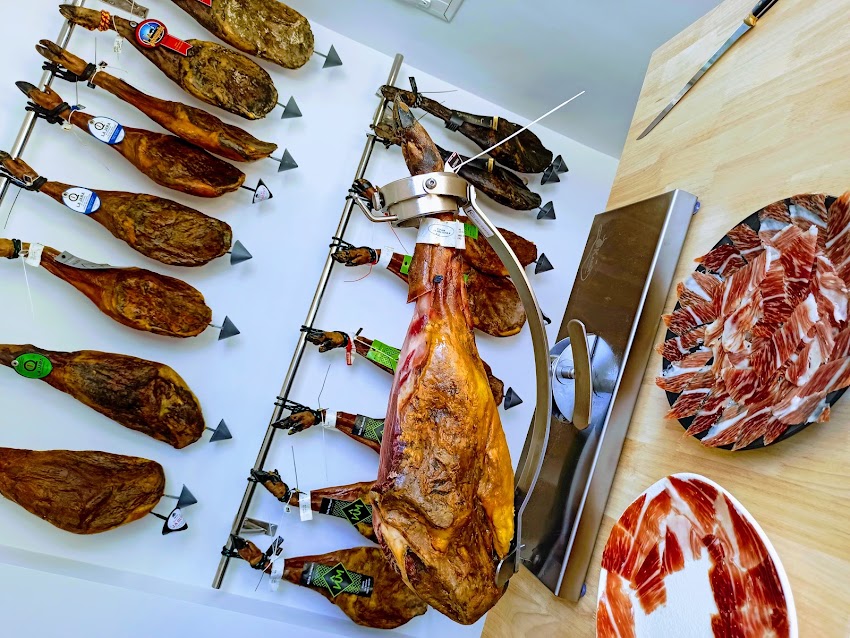 Belluta, jamones, paletas y embutidos ibéricos.