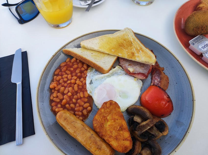 Las Rosa’s – George’s Bar & Restaurant