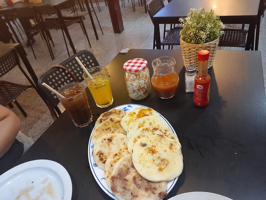 Pupuseria La Ceiba Plaza de Castilla
