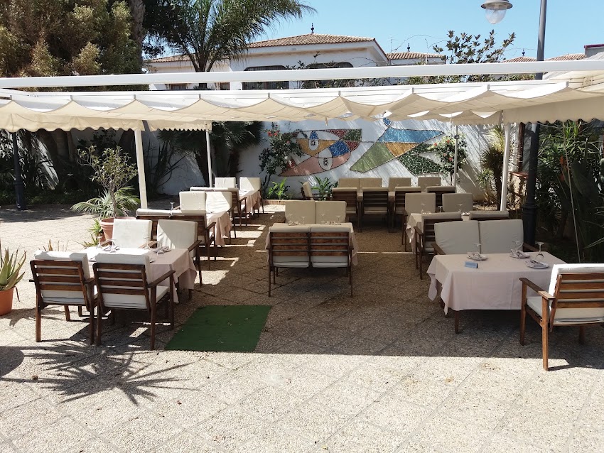 Restaurante Rigoletto está abierto. En horarios normales de comida y cenas.