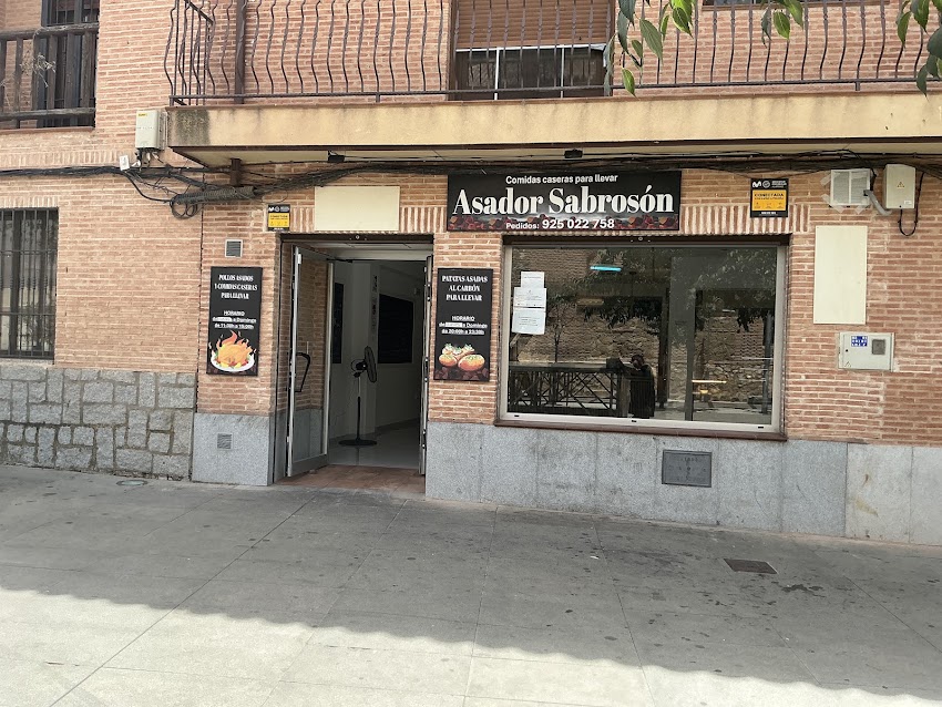 Asador sabrosón pollos y patatas asadas