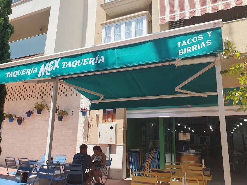 TACOS Y BIRRIAS