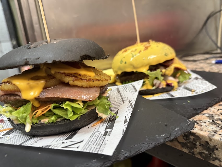 Moon lounge&burgers