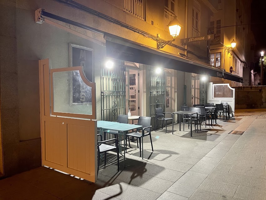 Café Bar Momos