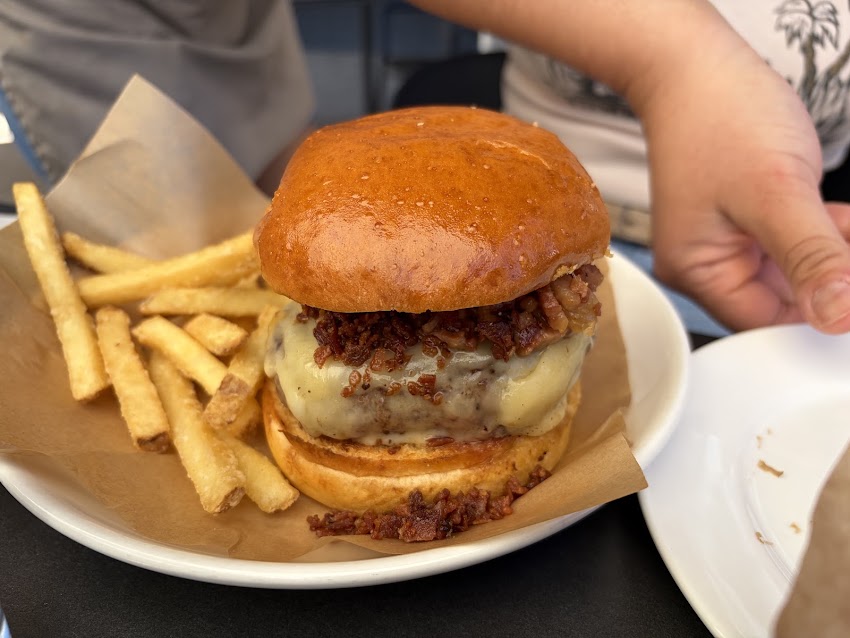 La Osa Handmade Burgers