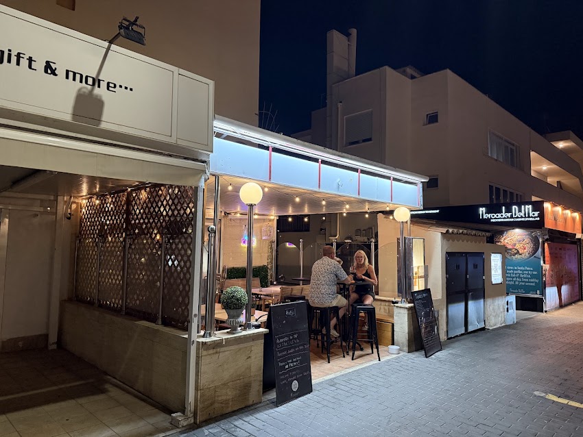 Holly’s – Urban Kitchen & Bar