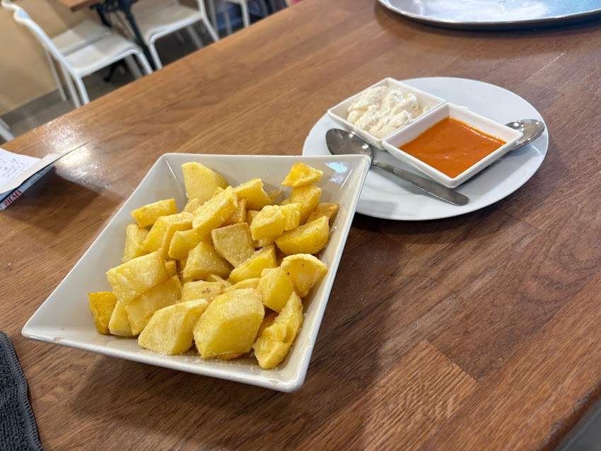 Ojitos Lindos – Bar Restaurant