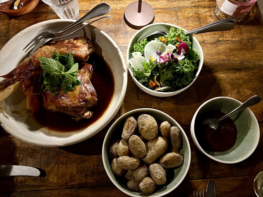 Juntos House Restaurant & Boutique