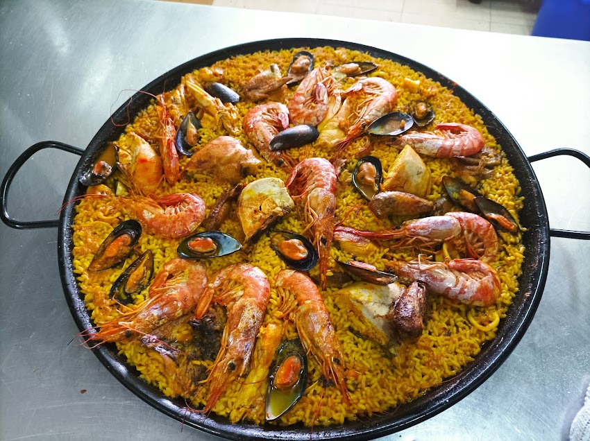 Caliu pollos a l’ast. Arrocería casera.