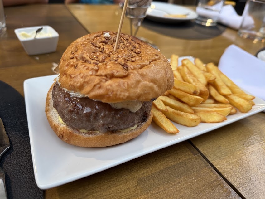 M10 – Restaurante de tapas clásicas,Pezcado,Carne y variedad de hamburguesas.