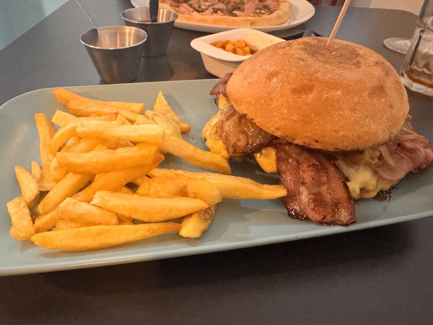 L ona restaurant